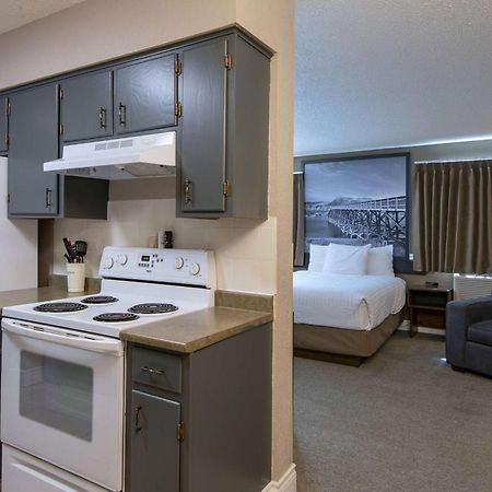 Hotel Super 8 By Wyndham Kamloops On The Hill Exterior foto