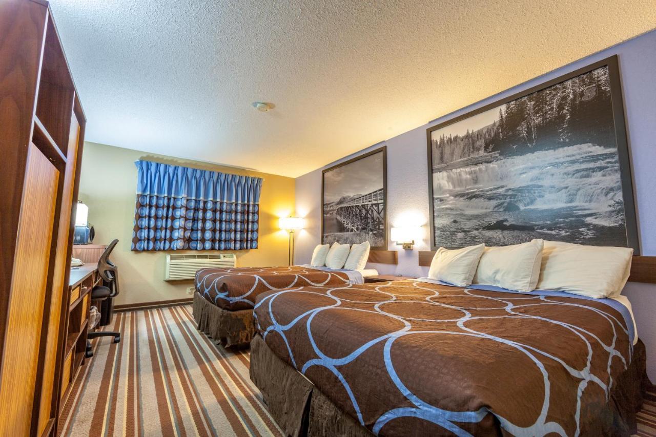 Hotel Super 8 By Wyndham Kamloops On The Hill Exterior foto
