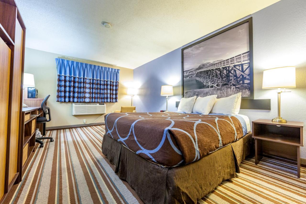 Hotel Super 8 By Wyndham Kamloops On The Hill Exterior foto