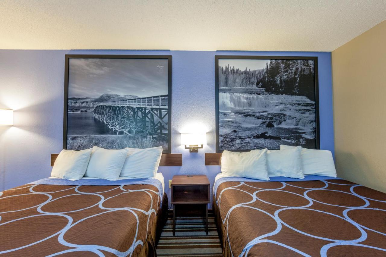 Hotel Super 8 By Wyndham Kamloops On The Hill Exterior foto