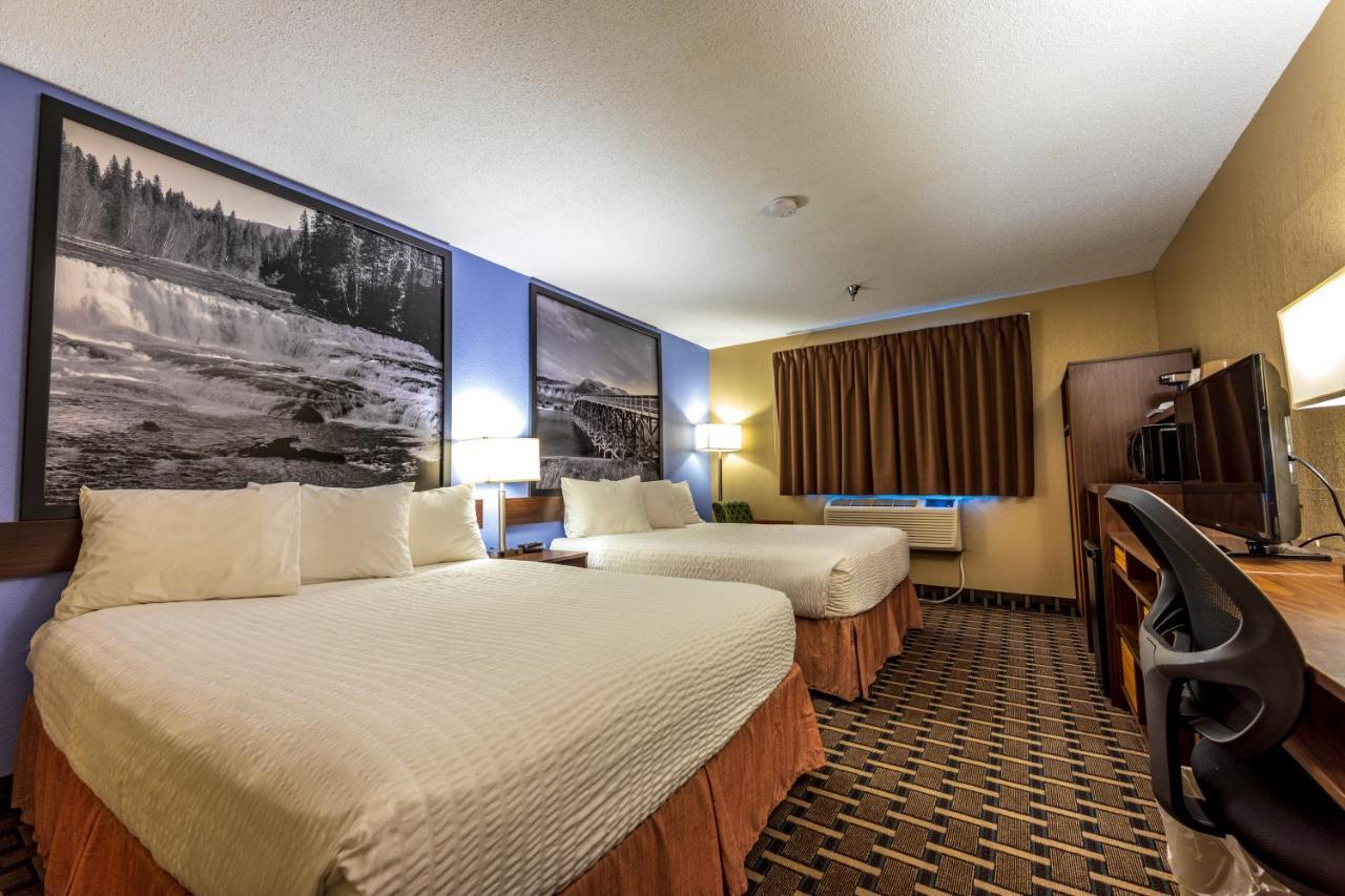 Hotel Super 8 By Wyndham Kamloops On The Hill Exterior foto