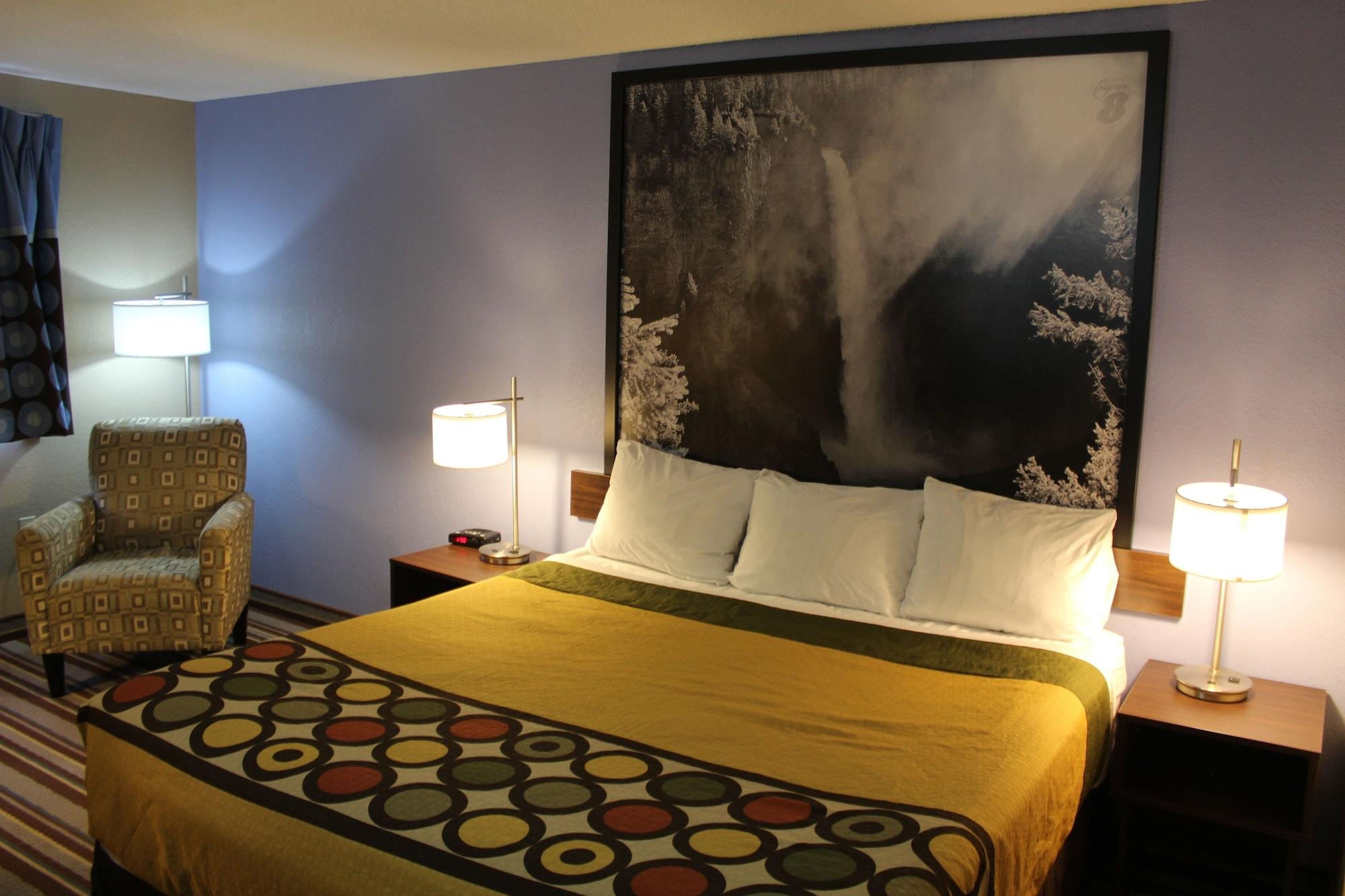 Hotel Super 8 By Wyndham Kamloops On The Hill Exterior foto