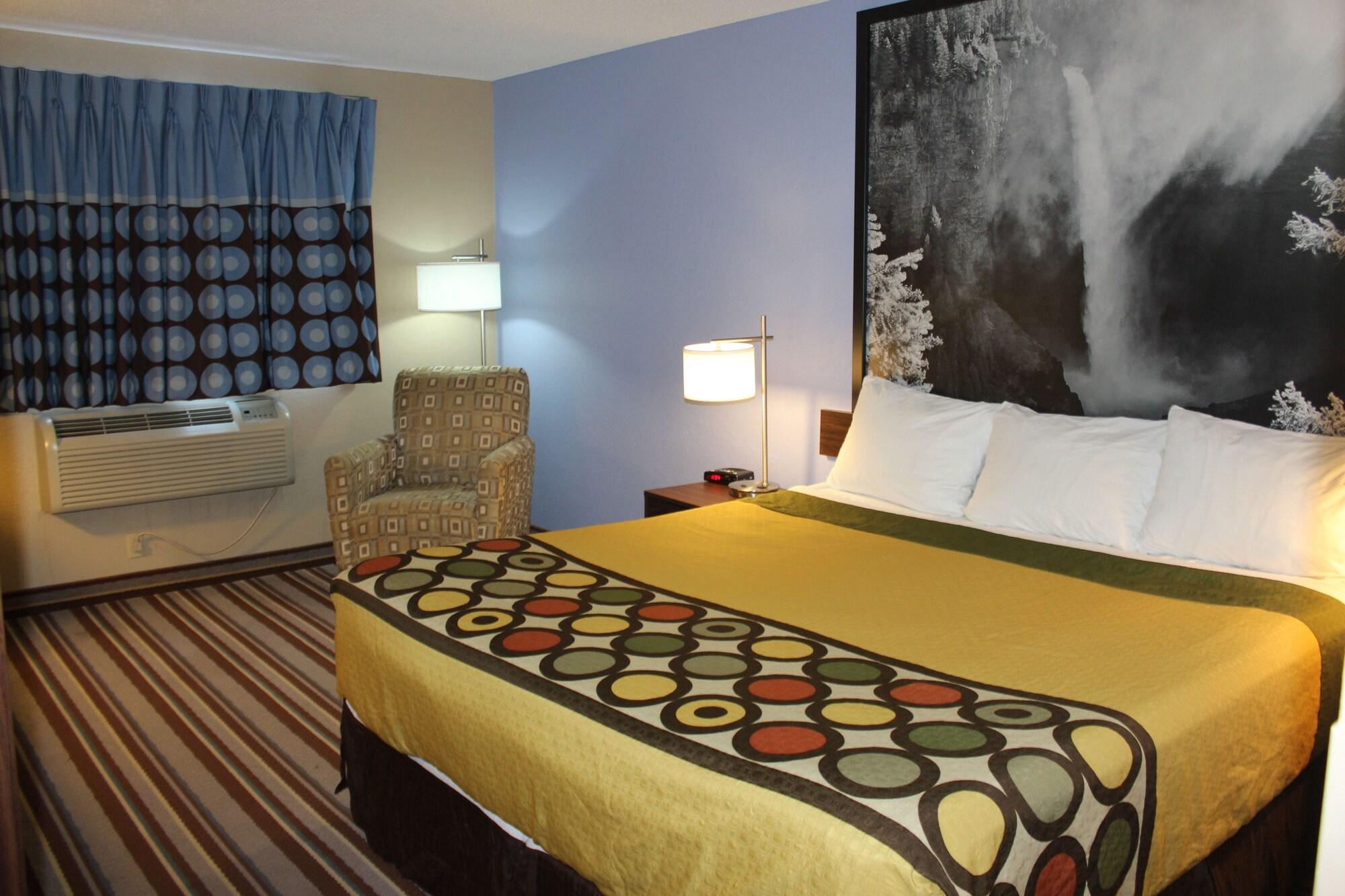 Hotel Super 8 By Wyndham Kamloops On The Hill Exterior foto