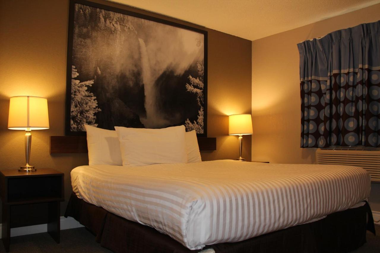 Hotel Super 8 By Wyndham Kamloops On The Hill Exterior foto