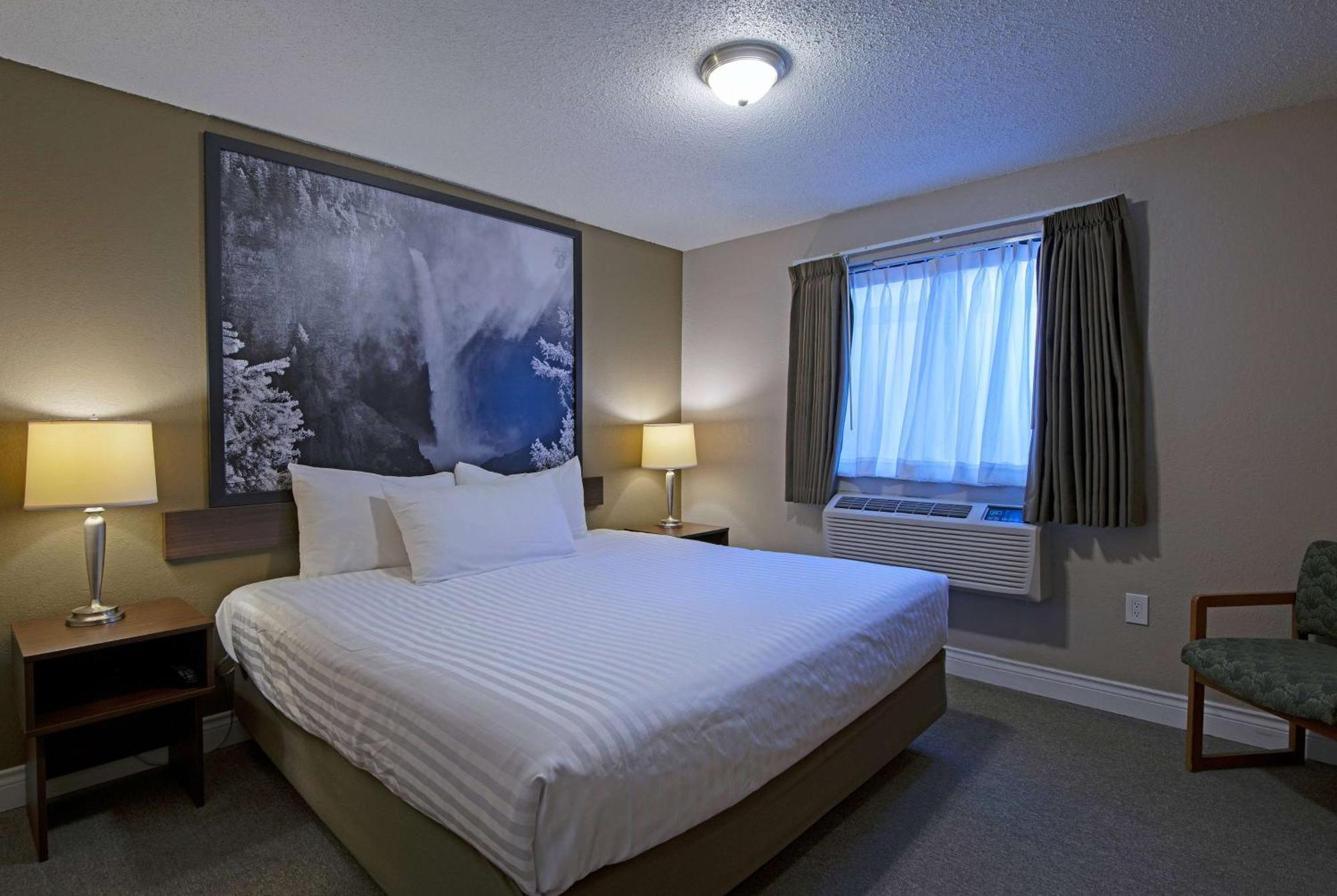 Hotel Super 8 By Wyndham Kamloops On The Hill Exterior foto