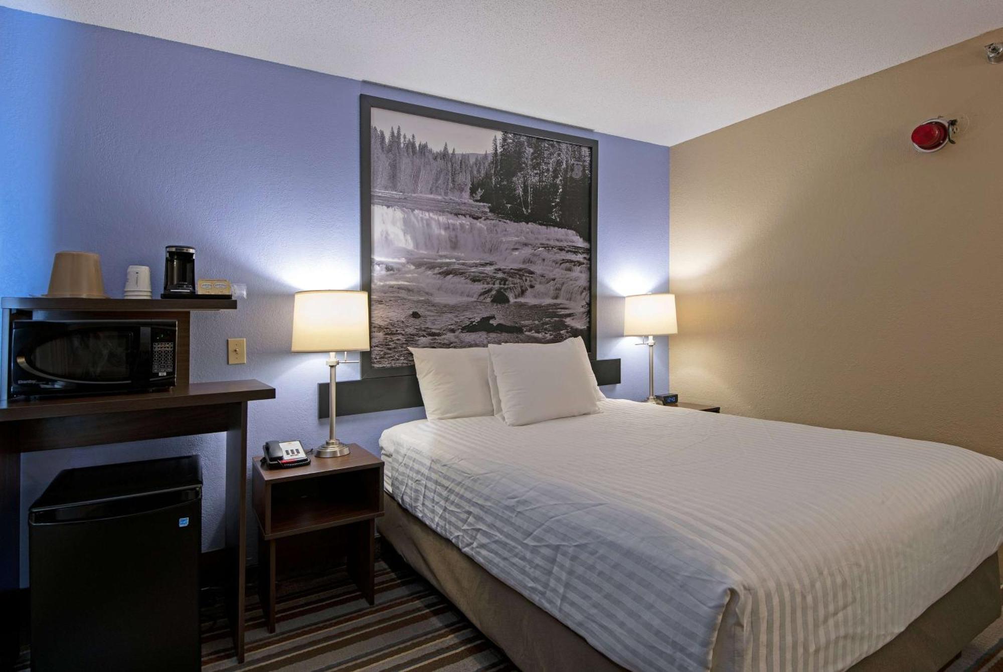 Hotel Super 8 By Wyndham Kamloops On The Hill Exterior foto