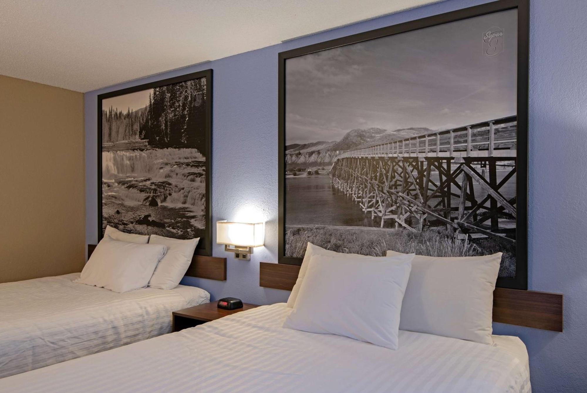 Hotel Super 8 By Wyndham Kamloops On The Hill Exterior foto