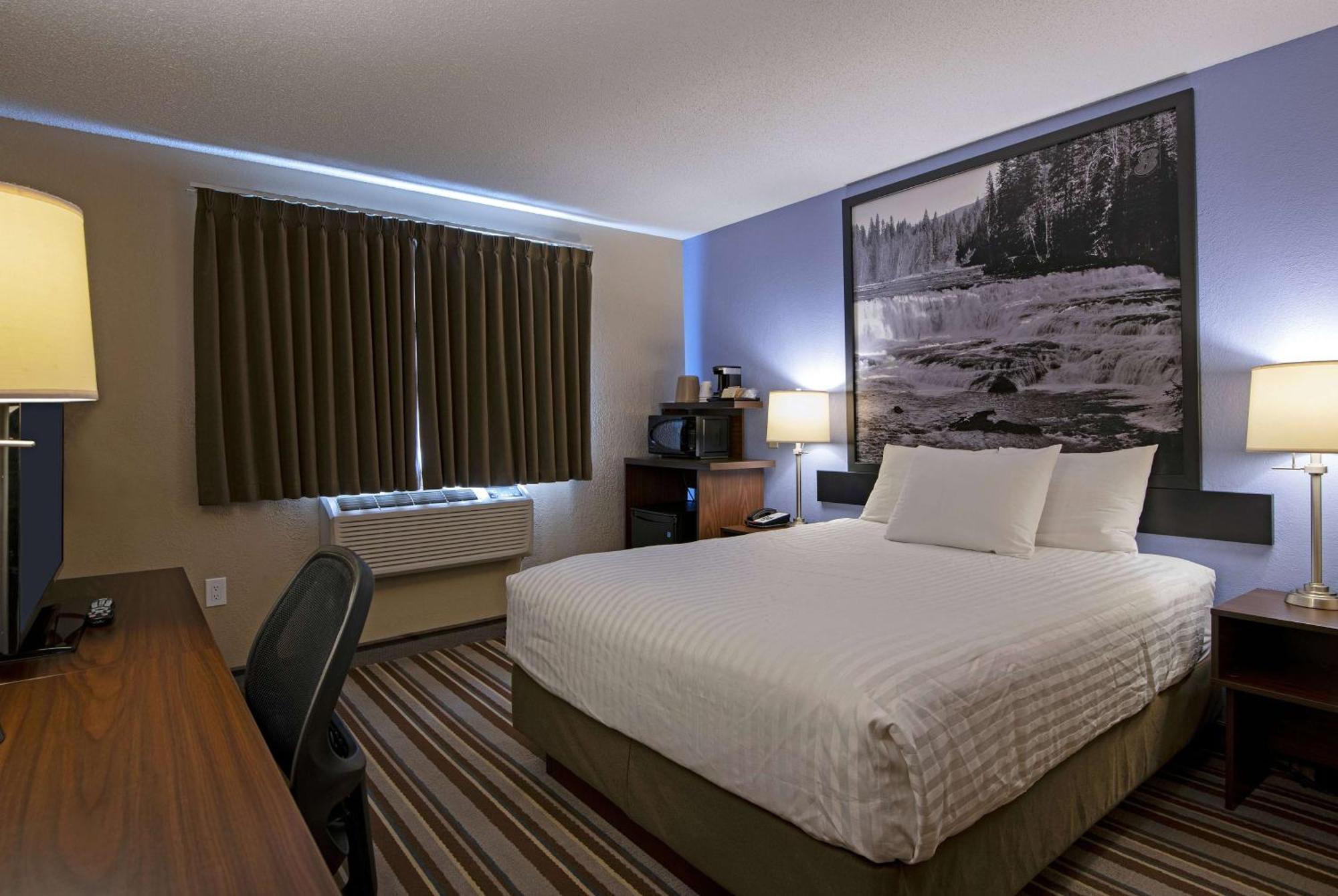 Hotel Super 8 By Wyndham Kamloops On The Hill Exterior foto