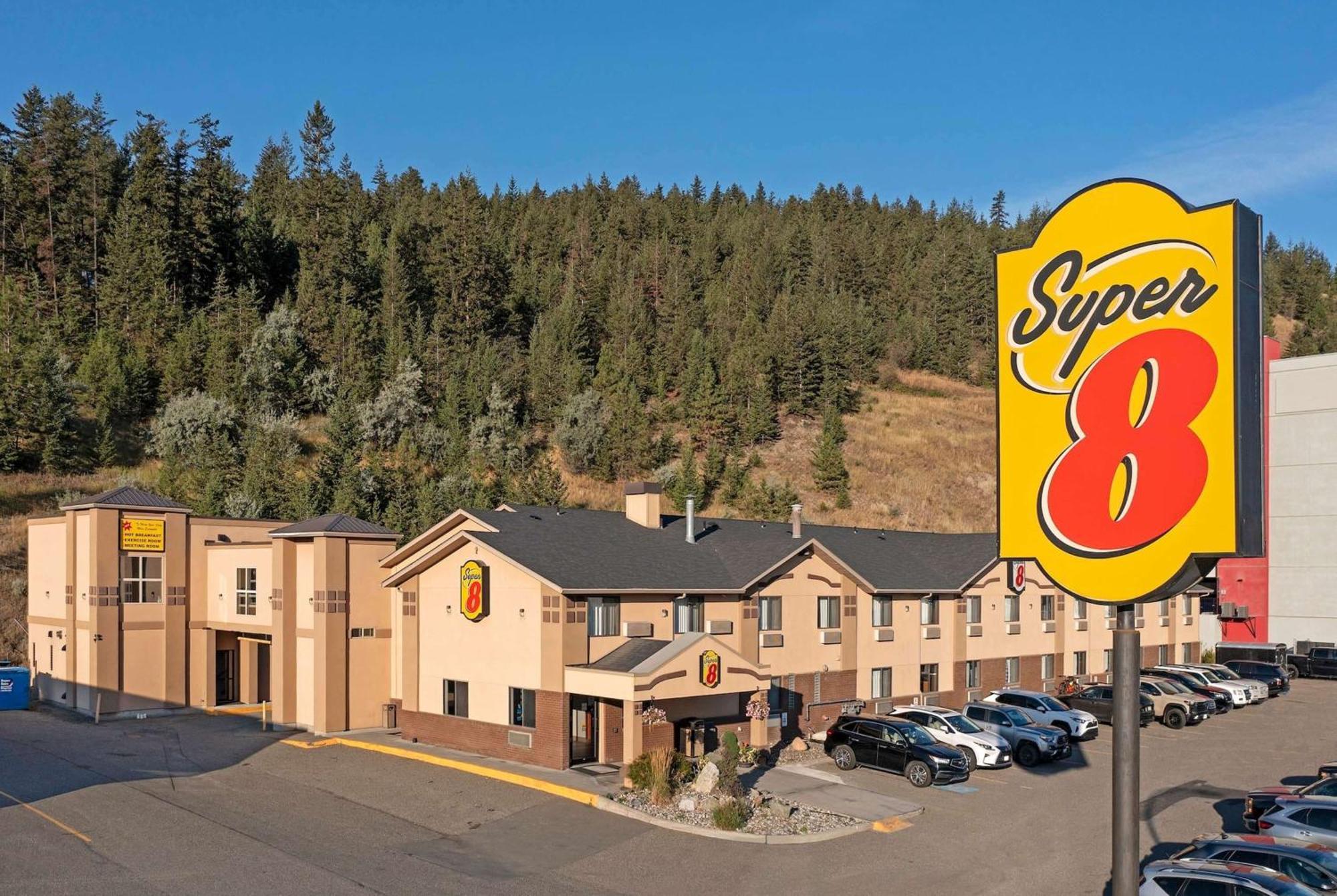 Hotel Super 8 By Wyndham Kamloops On The Hill Exterior foto