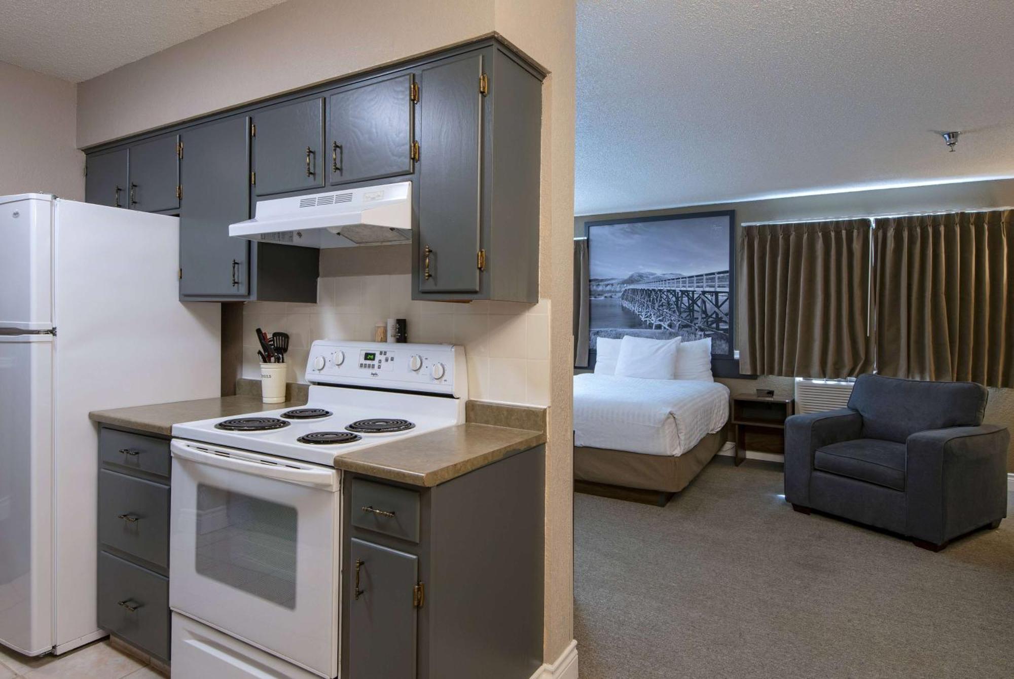 Hotel Super 8 By Wyndham Kamloops On The Hill Exterior foto